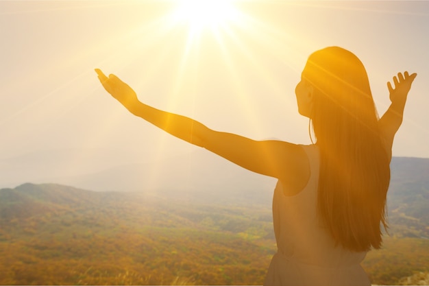 Silueta, de, mujer joven, en, ocaso