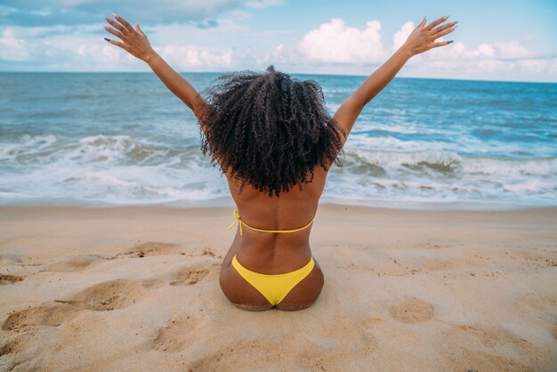 Silueta, de, mujer joven, en la playa