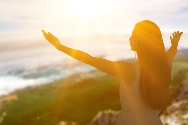 Silueta de una mujer joven en la puesta de sol