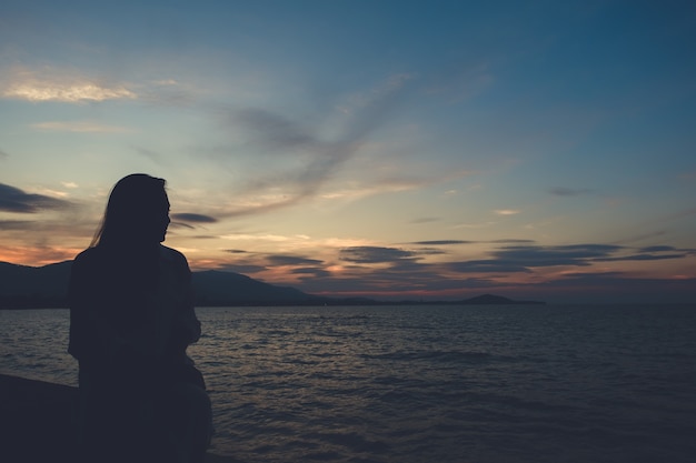 Foto silueta de una mujer junto al mar