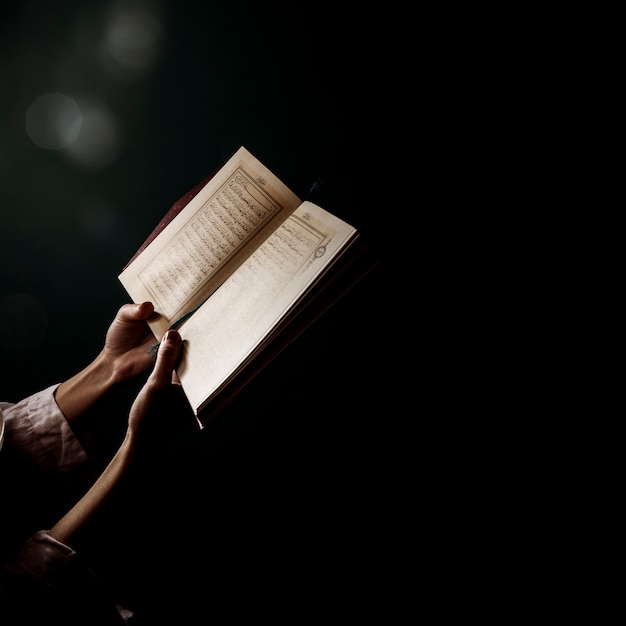 Foto silueta de mujer leyendo en corán