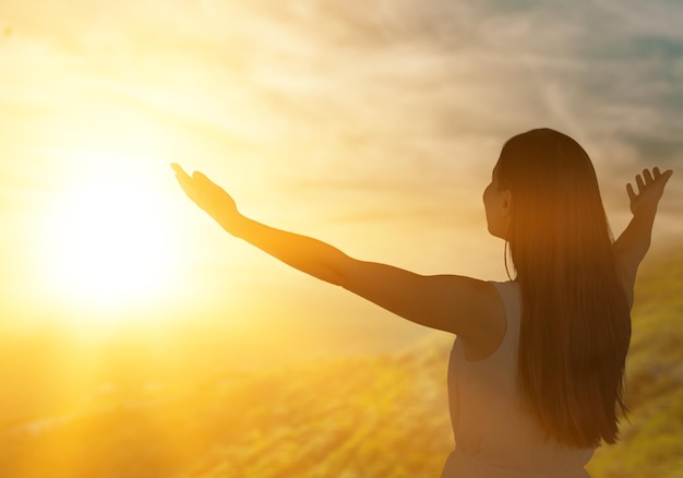 silueta, mujer, en, luz del sol