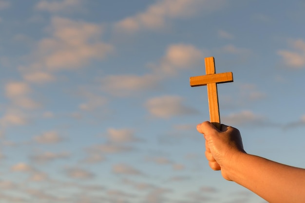 Foto silueta de mujer mano orando espiritualidad y religión adoración femenina a dios cristianismo religión concepto las personas religiosas son humildes ante dios los cristianos tienen esperanza fe y fe en dios