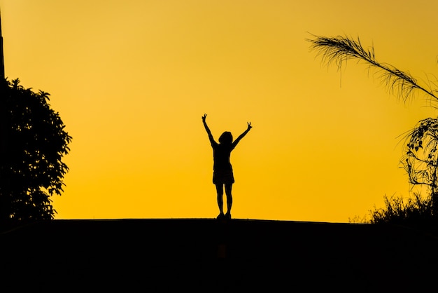 silueta de mujer o empresaria salto feliz