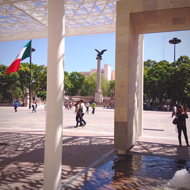 Foto silueta de una mujer en un parque