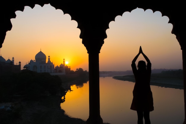 Foto silueta de una mujer de pie en el dormitorio opuesto al tajmahal