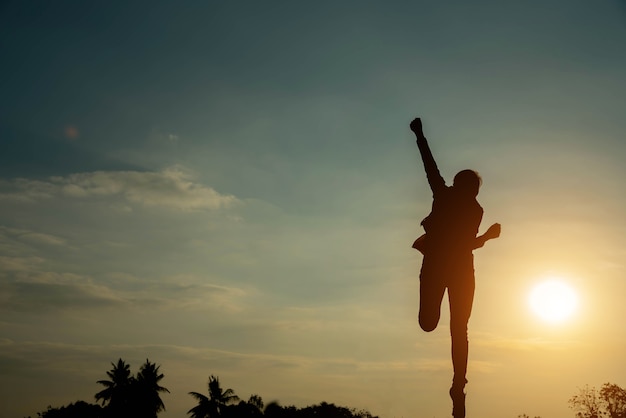 Silueta, mujer, salto, con, feliz