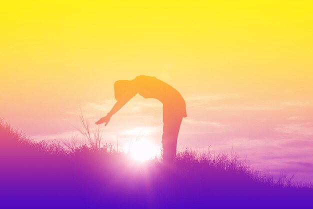 Silueta de mujer tan feliz al atardecer