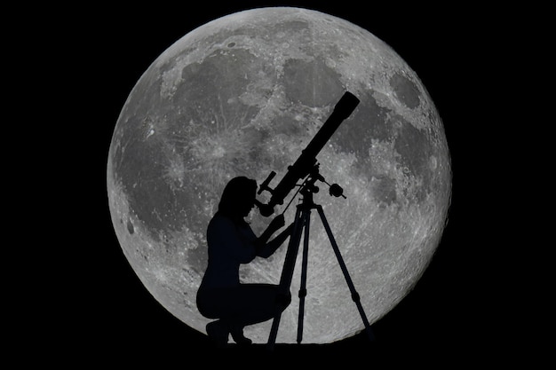 silueta, de, un, mujer, con, telescopio, luna, observar