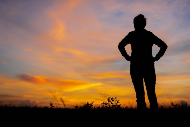 Silueta de mujeres en busca de éxito no muy lejos.