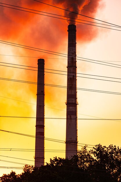 Foto silueta negra de tubos de gran industria tecnología de gas industrial de fábrica