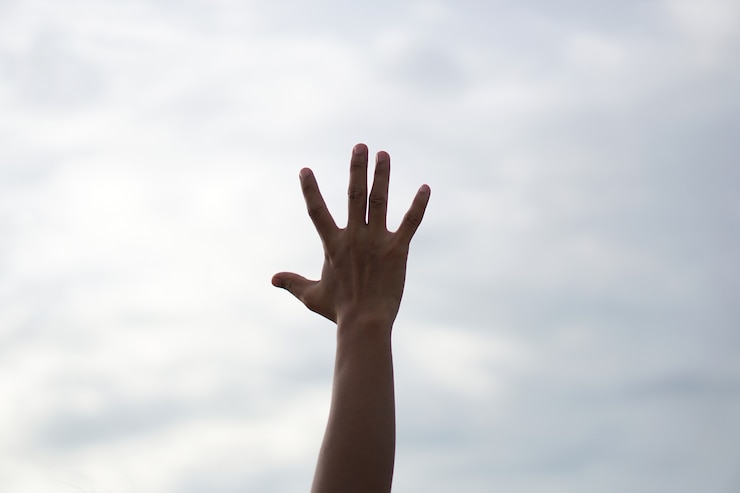 Foto silueta de oraciones cristianas levantando la mano mientras reza al dios