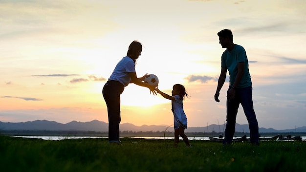 Foto silueta, padre e hija, feliz, sunse