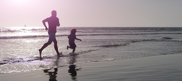 Silueta de padre e hijo corren verano playa al aire libre banner cartel copia espacio fin de semana día familiar