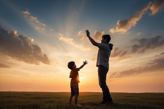 Silueta de padre lanzando a su hijo al cielo padre e hijo en el fondo del atardecer