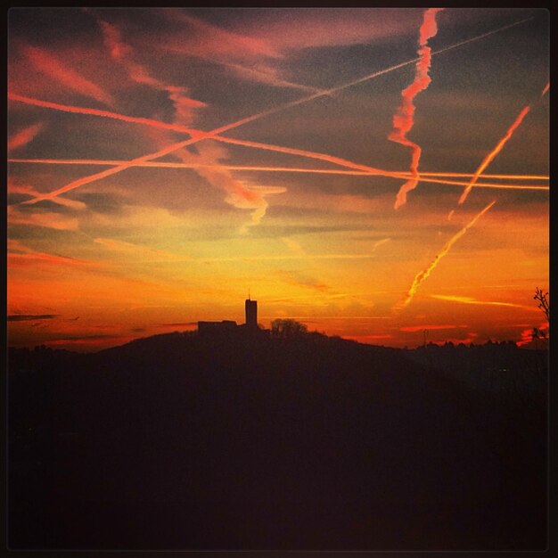 Foto silueta del paisaje contra el cielo dramático