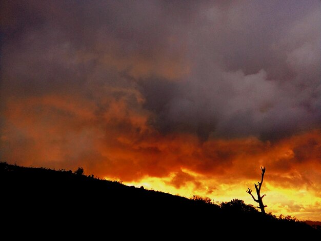 Foto silueta del paisaje contra el cielo nublado