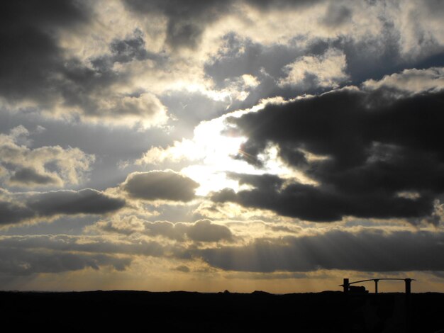 Foto silueta del paisaje contra un cielo nublado