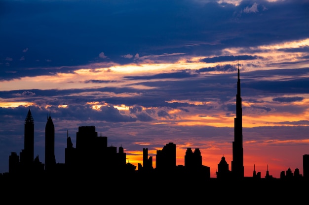 Silueta del paisaje urbano de Dubai al atardecer