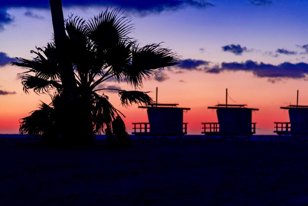 Foto silueta de palmeras en la playa contra el cielo al atardecer