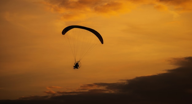 La silueta del paramotor al atardecer.