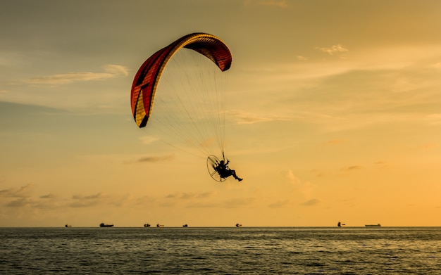 Silueta de parapente