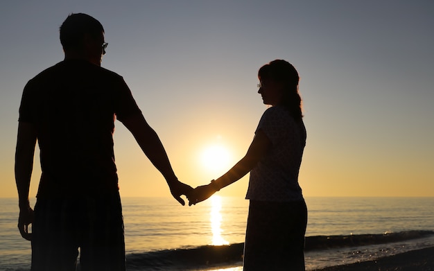 Silueta de pareja feliz cogidos de la mano