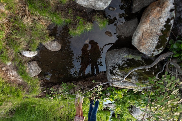 silueta, de, pareja joven, de, hombre y niña, contra, cielo, en, naturaleza