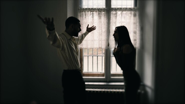 silueta de una pareja luchando entre sí discutiendo y gritando el uno al otro joven