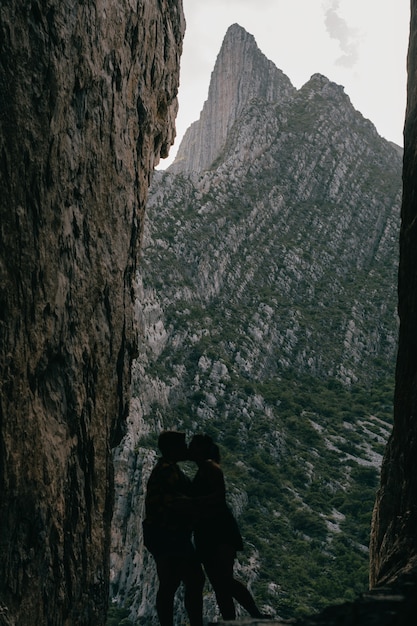 Silueta, de, un, pareja, en la montaña