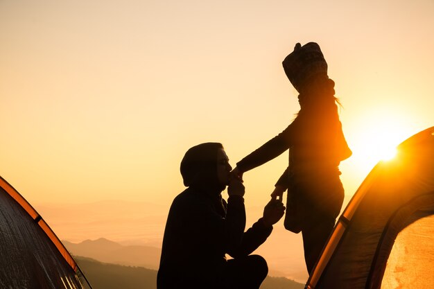 Silueta Pareja romántica en el amor, el hombre y la mujer toman de la mano en la naturaleza.