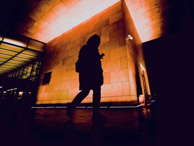 Silueta de persona en la calle de la ciudad de noche