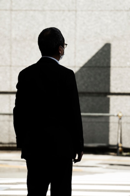 Foto silueta, de, persona, en la ciudad