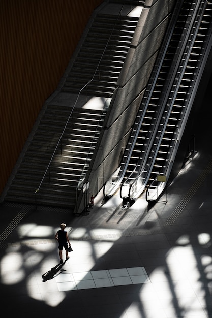 Foto silueta, de, persona, en la ciudad