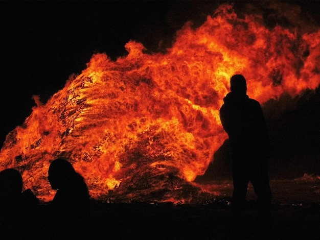 Foto silueta de persona contra el fuego