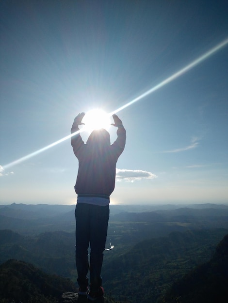 Foto silueta de una persona de pie en el paisaje