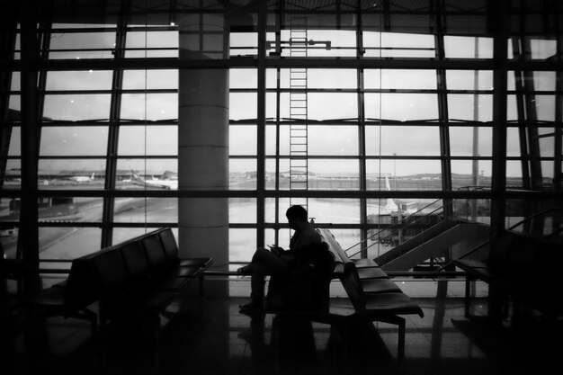 Foto silueta de la persona en una terminal del aeropuerto