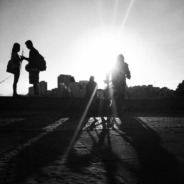 Foto silueta de personas al atardecer