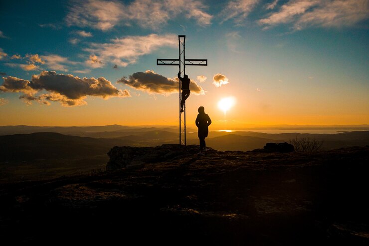 Foto silueta de personas en cruz contra el cielo durante la puesta de sol