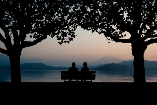 Silueta de personas mirando el lago