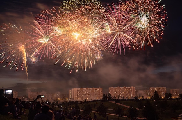 Silueta de personas viendo fuegos artificiales durante la celebración del año nuevo