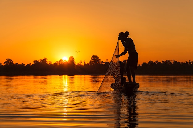 Silueta de pescador