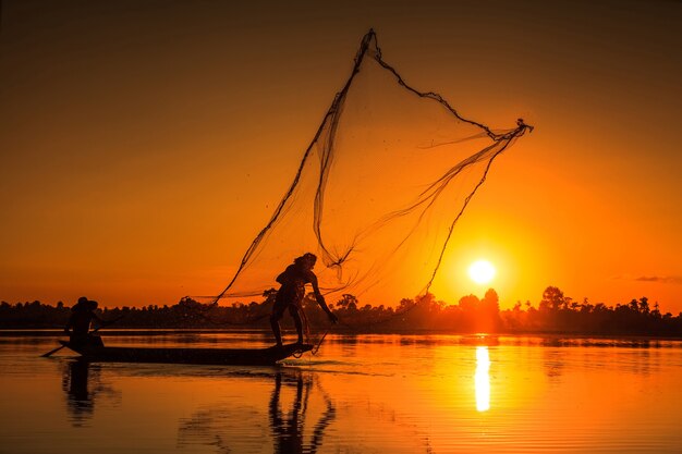 Silueta de pescador