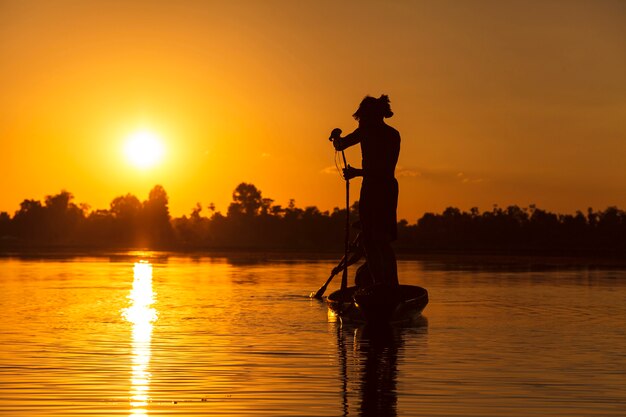 Silueta de pescador