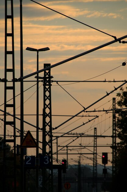 Foto silueta de pilares eléctricos contra el cielo al atardecer