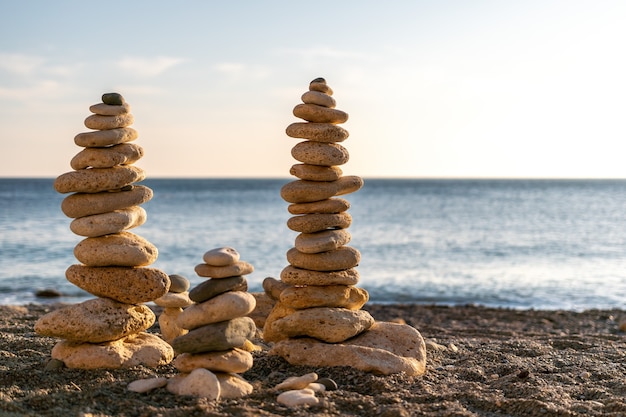 Silueta de pirámide de guijarros equilibrada en la playa