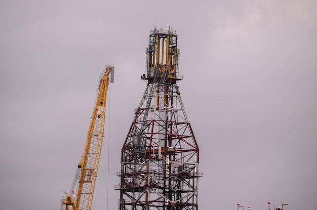 Silueta de plataforma de perforación de petróleo sobre un cielo nublado