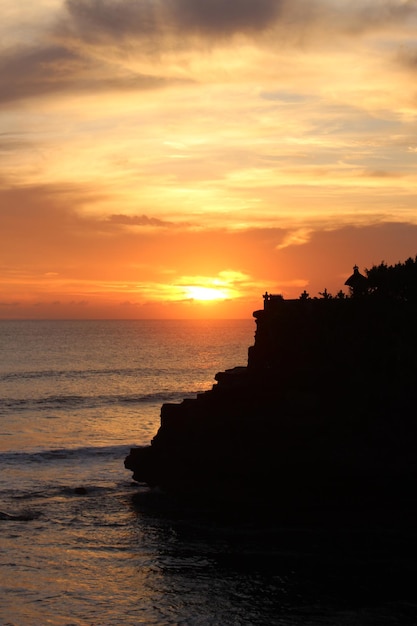 Foto silueta de la playa durante la puesta de sol