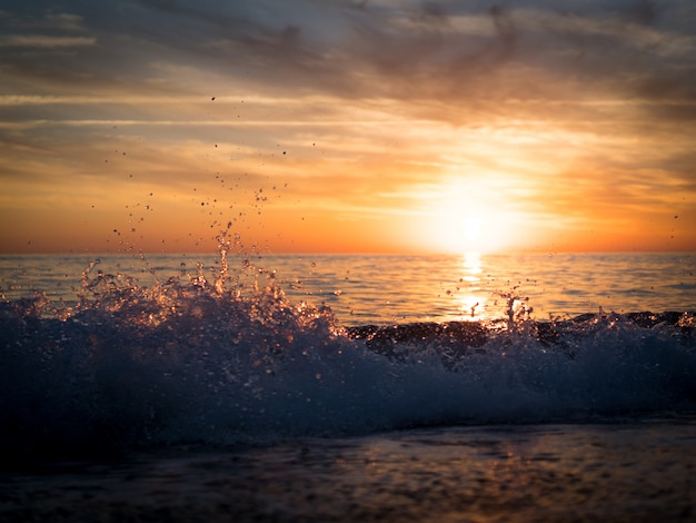 Silueta de playa vacía al atardecer