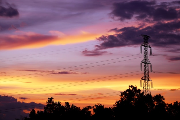 silueta del poste eléctrico con cielo al atardecer